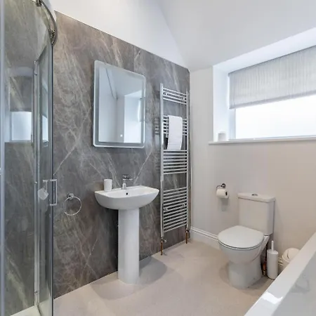 Apartment 3 Bed In Market Place Oc-lr106