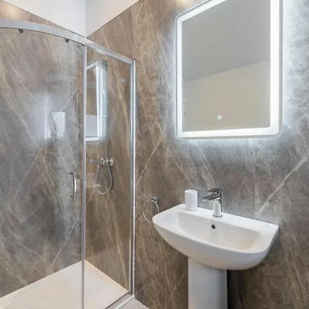 3 Bed In Market Place Oc-lr106 Apartment *