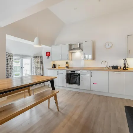 Apartment 3 Bed In Market Place Oc-lr106